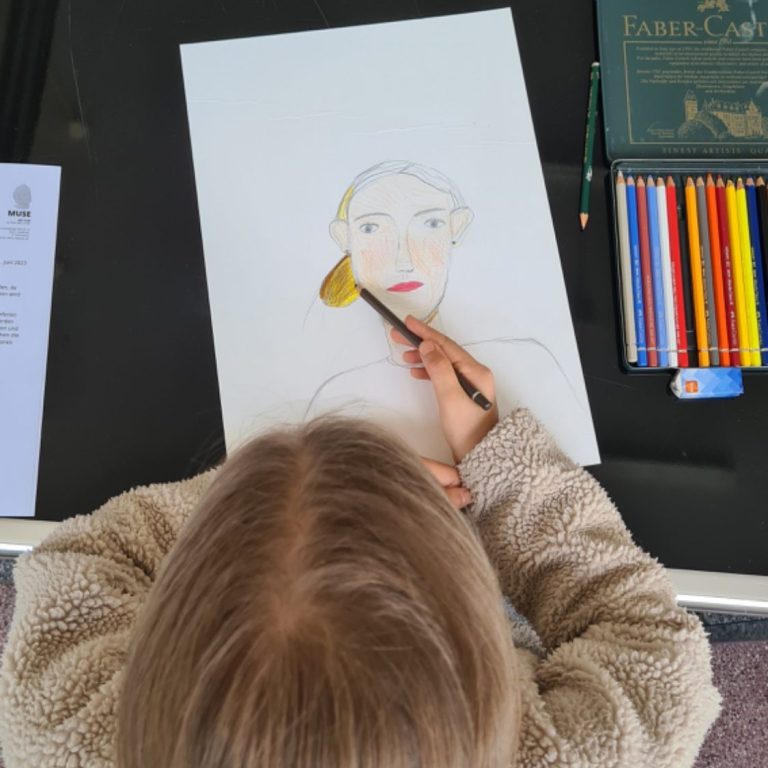 Ein Kind malt im Kunstkurs von Rena Brückner, Künstlerin aus Kiel