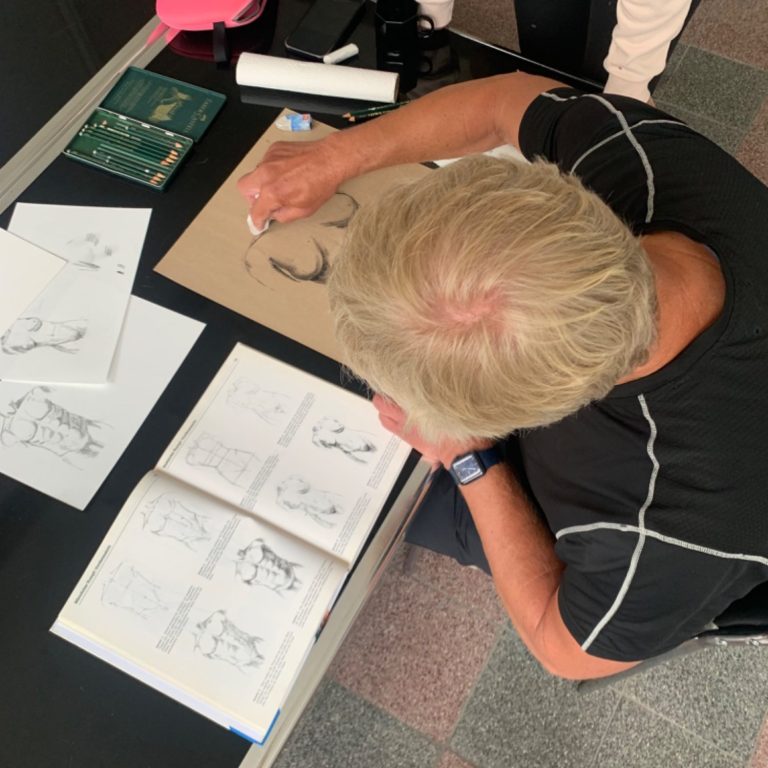 Ein Erwachsener schafft eine individuell Kunstarbeit im Kunst-Atelier von Rena Brückner in Kiel